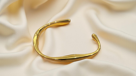 Molten Curve Cuff | سوار المنحنى المصقول